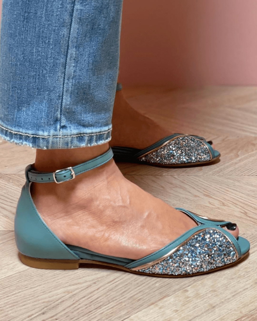 VIOLA | GLINSTERENDE PEEP-TOE SANDALEN MET ENKELBANDJE
