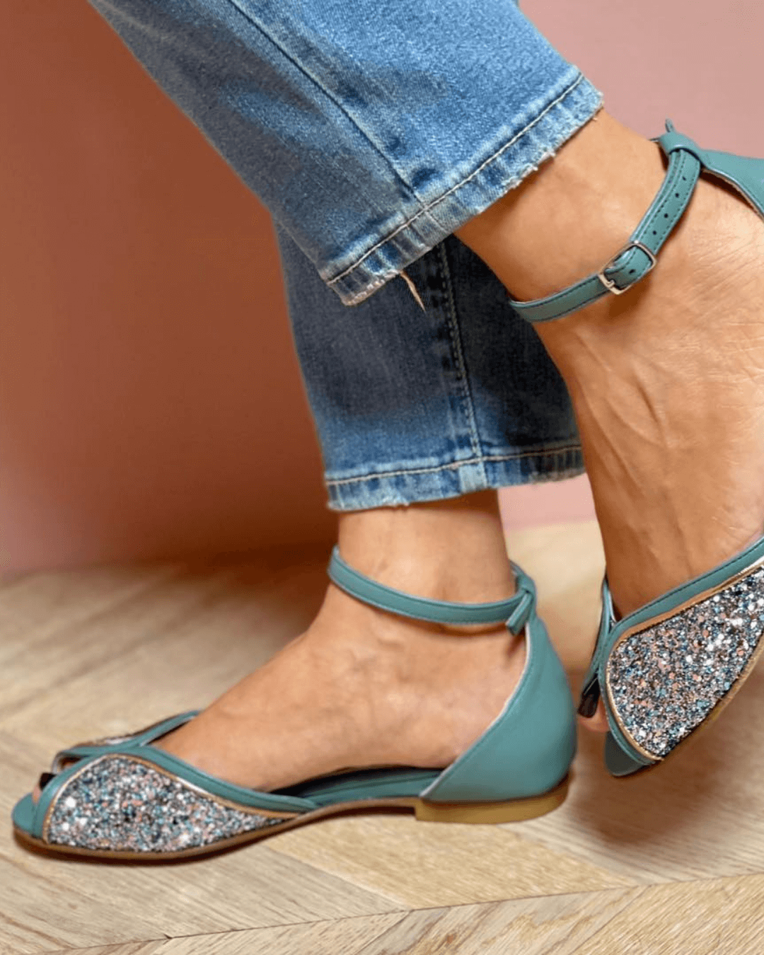 VIOLA | GLINSTERENDE PEEP-TOE SANDALEN MET ENKELBANDJE