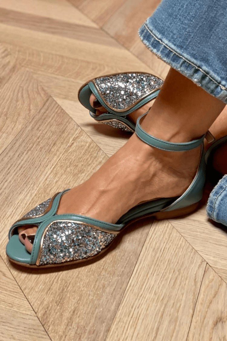 VIOLA | GLINSTERENDE PEEP-TOE SANDALEN MET ENKELBANDJE