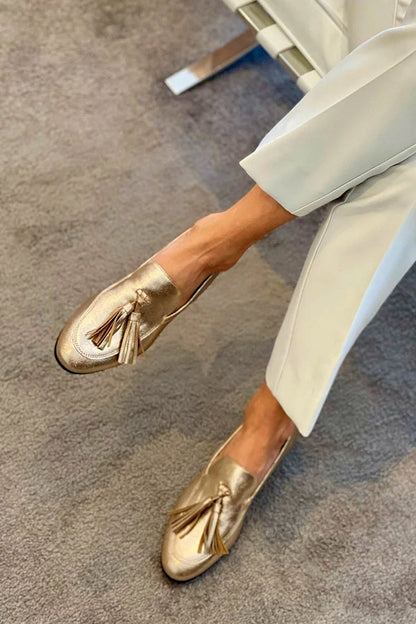 BEATRICE | LOAFERS IN GOUD MET METALLIC GLANS EN KWASTJES
