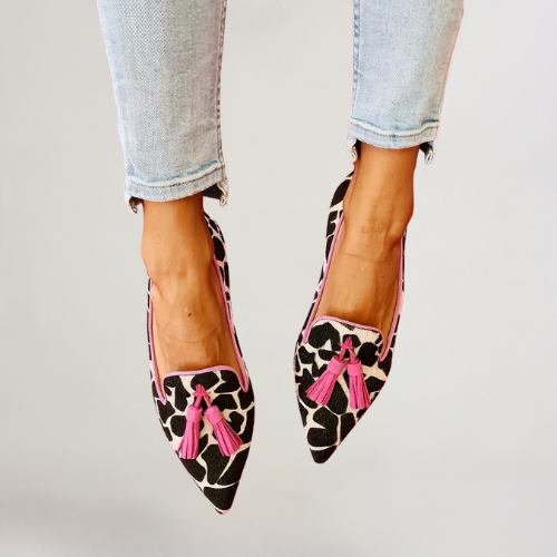 VIEN | STIJLVOLLE KOEIENPRINT FLATS MET ROMANTISCHE ACCENTEN