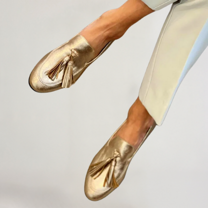 BEATRICE | LOAFERS IN GOUD MET METALLIC GLANS EN KWASTJES