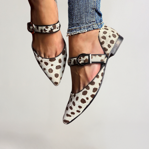 TAMARA | FLATS MET METALEN STUDS EN MODERNE TOUCH